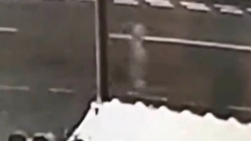 Призрак: Мъглив силует се появява от улична лампа ВИДЕО