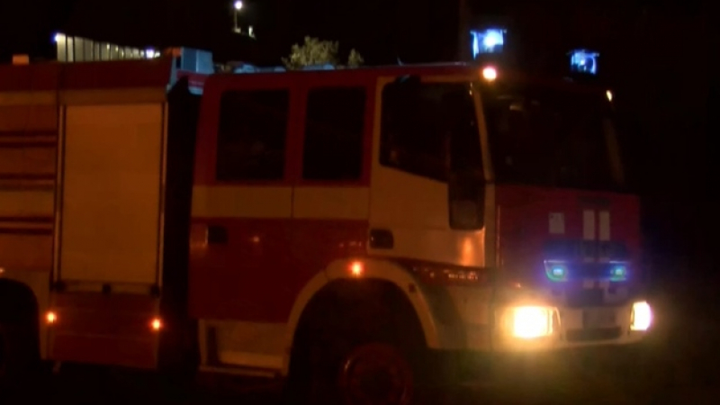 Сигнал до БЛИЦ: Страшен пожар на последния етаж на висок блок в София