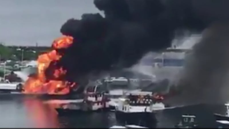 Страховит огнен ад на пристанище на Малдивите 