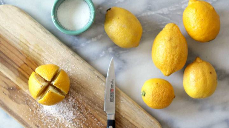 Какво се случва в дома, ако нарежете лимон и го поръсите със сол?