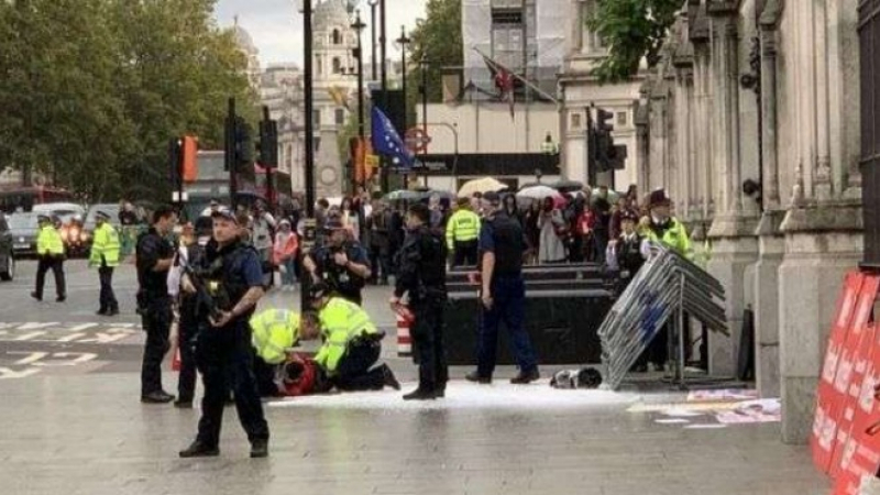 Извънредна ситуация пред парламента в Лондон СНИМКИ