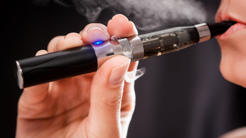 Множат се смъртните случаи в САЩ заради електронните цигари