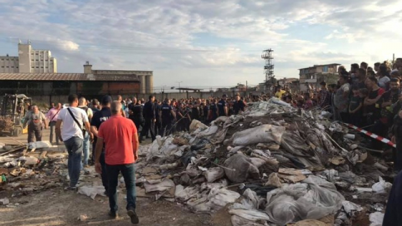 Трагедията в Сливен е щяла да бъде още по-голяма, полицаи ровили в боклуците, за да...