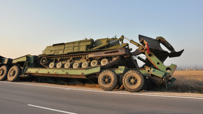 Зрелищни СНИМКИ: Огромна военна машина се катурна край Хасково 