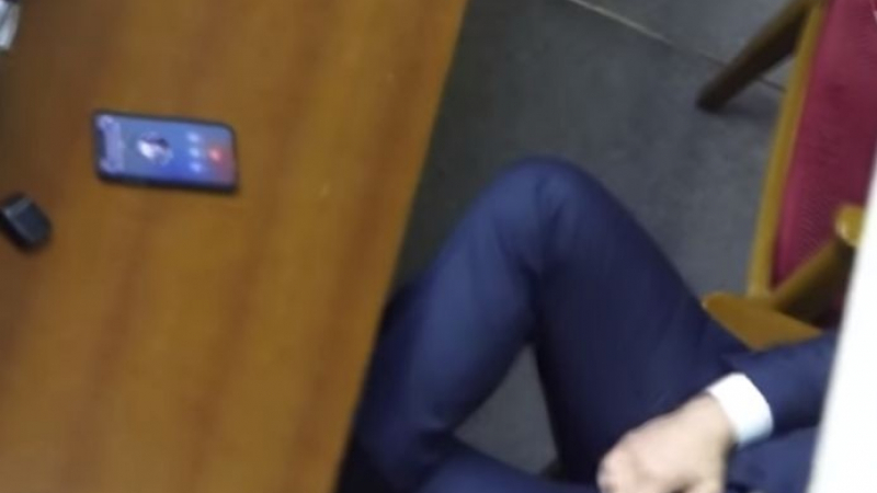 Скандал 18+ в Киев: Депутат мастурбира по време на заседание на Радата ВИДЕО
