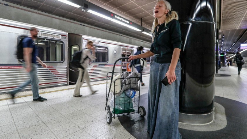 Бездомна рускиня запя в метро в САЩ и омагьоса всички ВИДЕО 