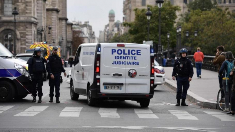 Париж потъна в полицейска кръв след касапницата край Нотр Дам СНИМКИ