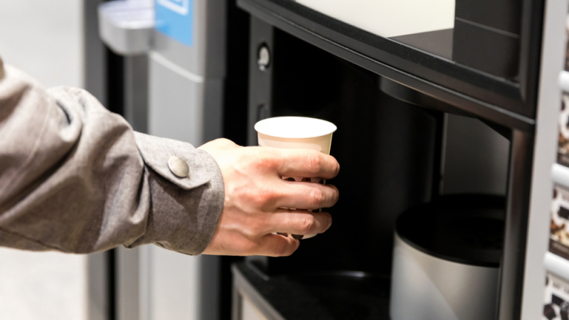 Бързак: Крадец ошушка парите от 7 кафе машини за нула време 
