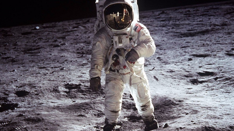 НАСА представи поредните доказателства, че американците са били на Луната СНИМКИ