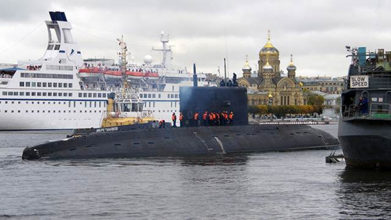 В Санкт Петербург снимаха най-новата подводница, плуваща по Нева