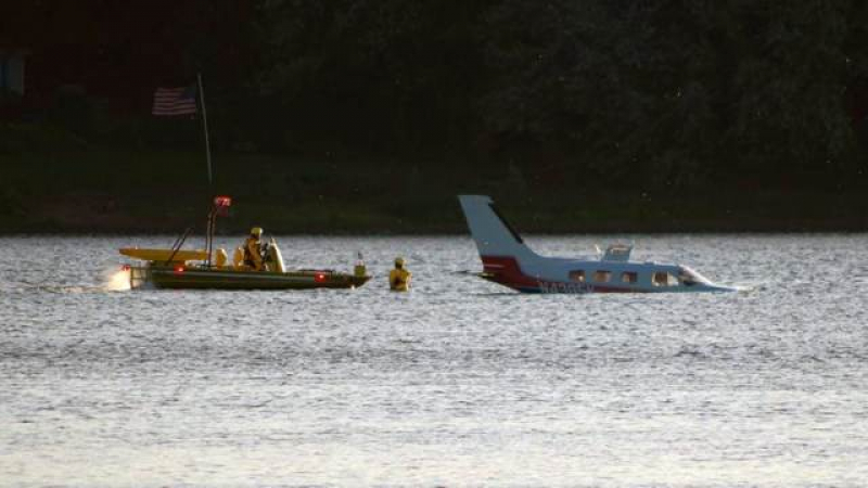 Самолет кацна в река, преди да стигне до летището в Пенсилвания СНИМКИ