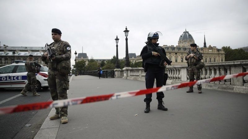 Пак джихад! Убиецът на четиримата полицаи в Париж бил радикален ислямист