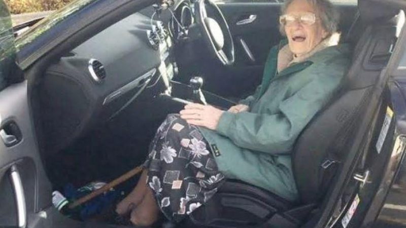 92-годишна тества нова кола в шоурум и стана страшно! СНИМКИ