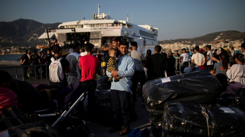 Гърците пропищяха от безчинствата на бежанците: Свършени сме!
