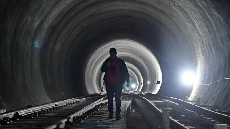 Тази СНИМКА от строежа на новия лъч на метрото хвърли мрежата в шаш