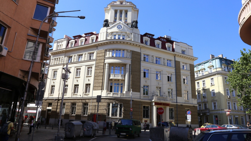 Емблематичната банка на Буров и централа на КТБ е на тезгяха, цената е...
