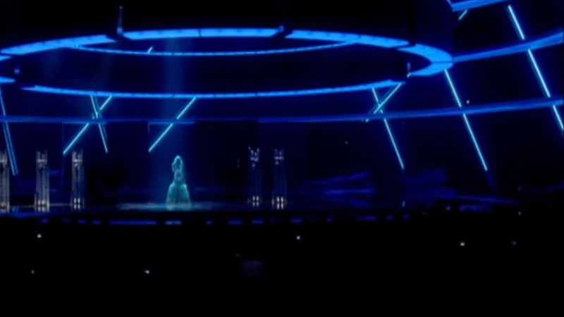 Истинска шведска богиня: Вижте как майката на Грета Тунберг пее на „Евровизия“ ВИДЕО