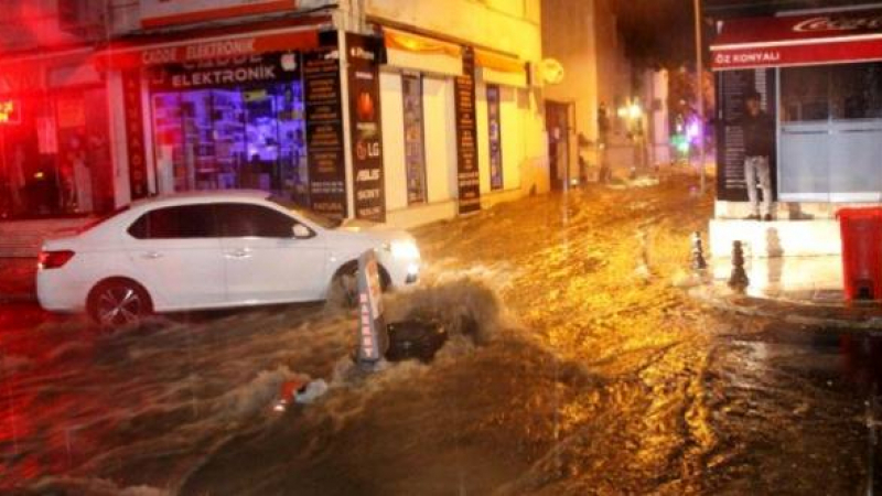 Страшна стихия помете турски курорт, домове и автомобили са под вода ВИДЕО 