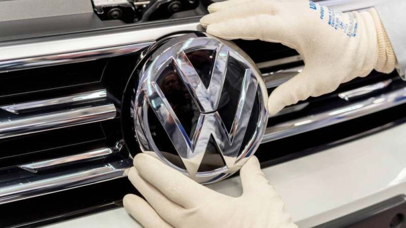 Volkswagen официално разкри визията и интериора на новия Golf СНИМКИ