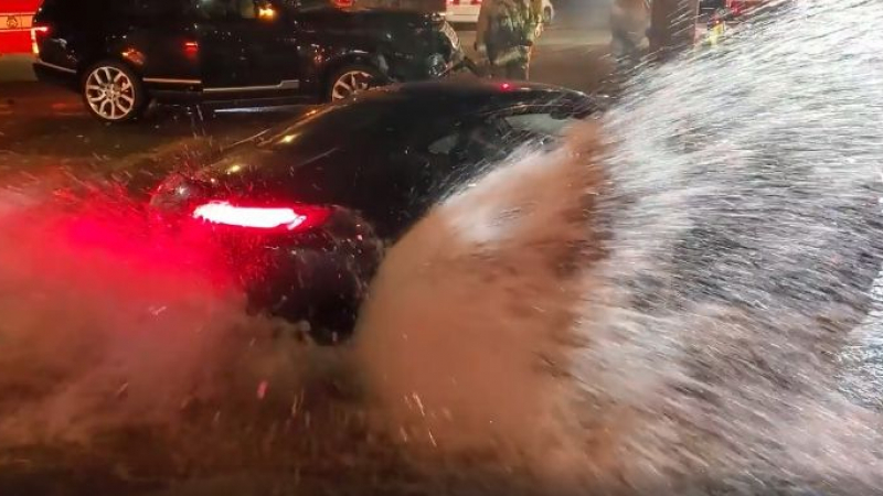 Mercedes AMG GT връхлетя върху пожарен кран, ето какво се случи ВИДЕО