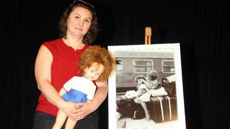 Иконата на Възродителния процес Айнур се срещна след 30 години с фотографа, направил я известна