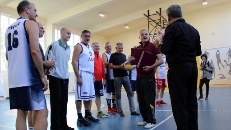Кандидати за кметове и общински съветници на АБВ взеха участие в демонстративна баскетболна среща, част от инициативите на партията, свързани с насърчаването на спорта в България
