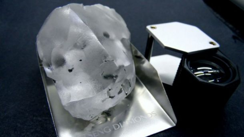 Историческо: Откриха единствения диамант в света с вплетен в него... СНИМКИ
