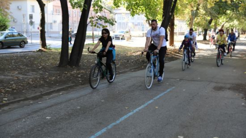 Десетки русенци караха велосипед с кандидата на ГЕРБ за кмет на Русе Диана Иванова