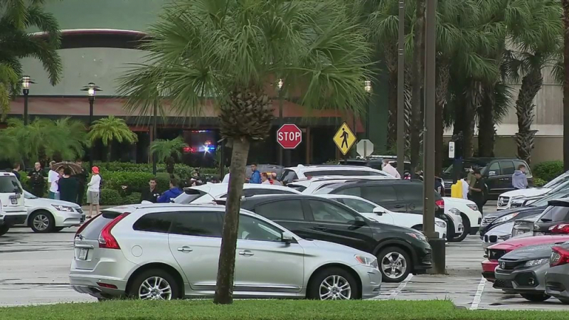 Стрелба в мол във Флорида ВИДЕО