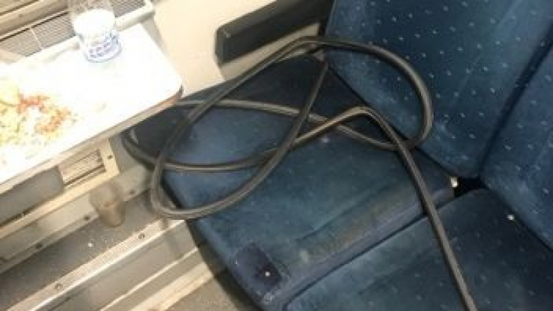 Невиждан екшън във влака Варна - София заради пияни вандали СНИМКИ