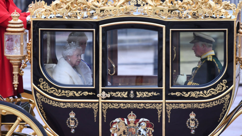 Елизабет II пристигна в парламента с каляска и бляскава процесия НА ЖИВО