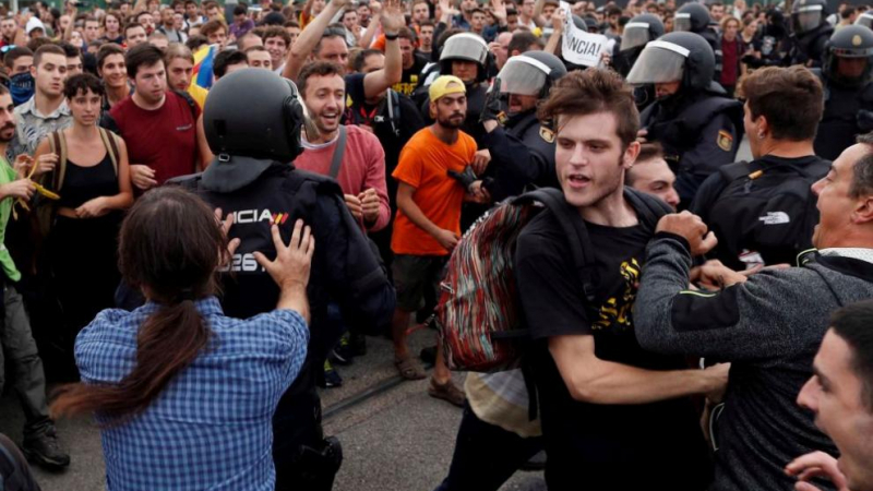 Протестът в Барселона се разрасна, в града е страшно СНИМКИ