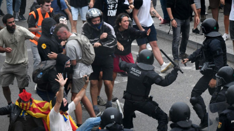 Полицията атакува протестиращите в Барселона СНИМКИ