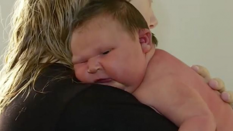 Майка роди бебе сумист с тегло от 6 килограма ВИДЕО