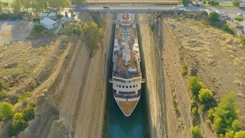 Невиждано: За първи път гигантски круизен лайнер премина през Коринтския канал ВИДЕО 