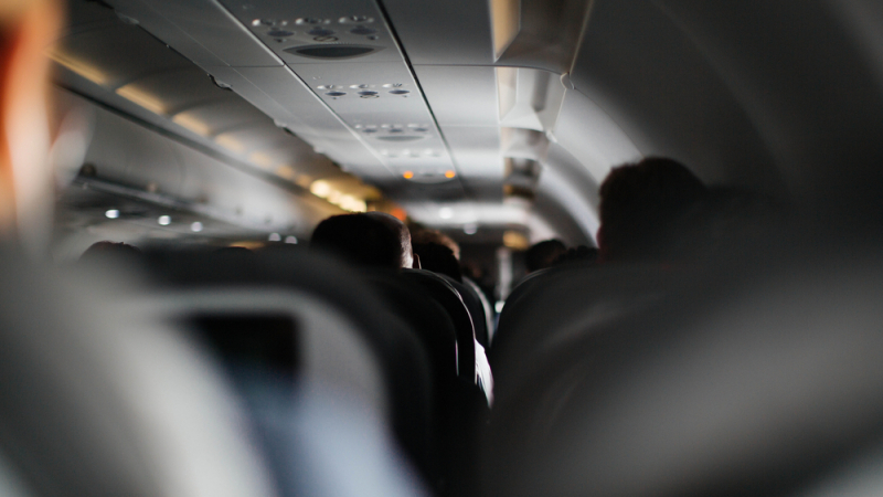 Защо пътническите самолети излитат и кацат на приглушена светлина в салона