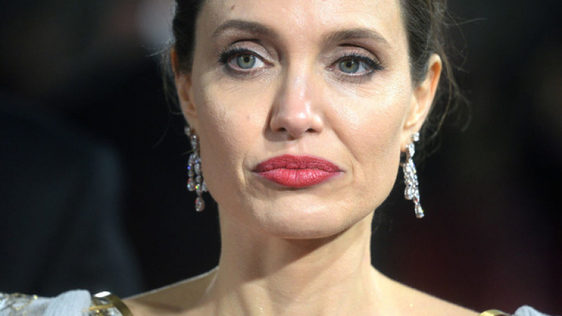 Анджелина Джоли без фотошоп - истинска старица! СНИМКИ