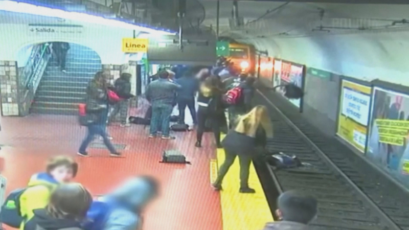 Бързата реакция на минувачи спаси жена в метро станция ВИДЕО