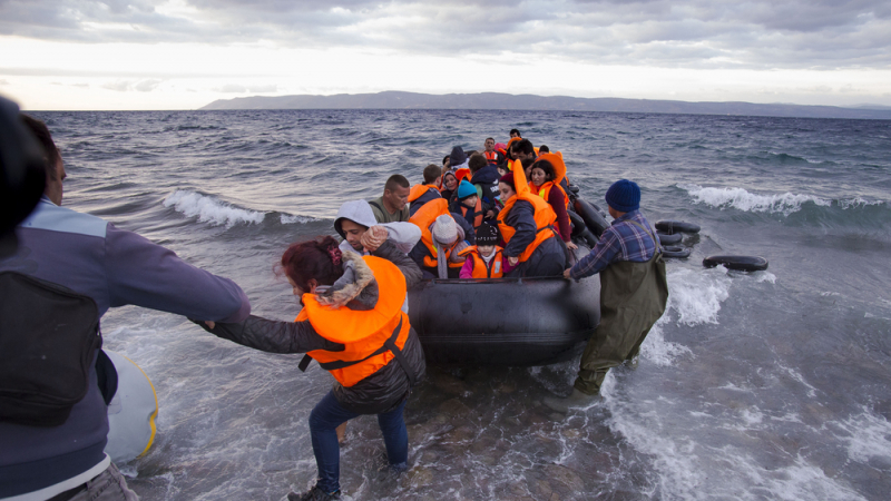 Гърция залята от десетки хиляди бежанци