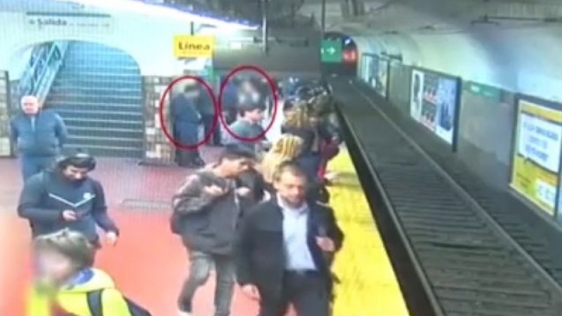Ужасяващ инцидент в метрото на Буенос Айрес ВИДЕО