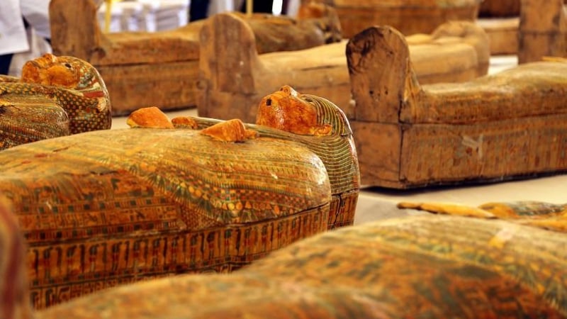 Археолози показаха 30 новооткрити саркофага с мумии в Египет