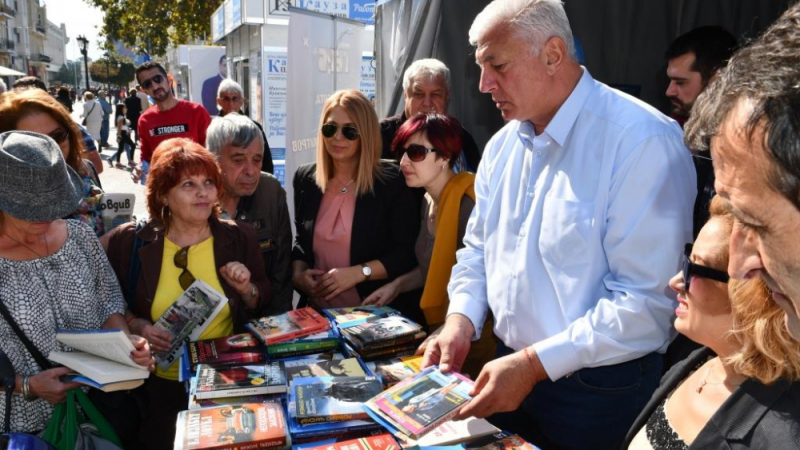 Здравко Димитров подари над 400 книги в рамките на инициативата от „От приятели за приятели“