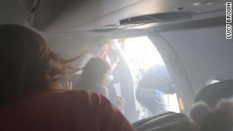 Самолет кацна извънредно в Дъблин заради опасни химикали в кабината ВИДЕО