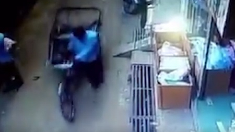 Невиждан късмет! 3-годишно дете падна от 11 м. височина върху рикша ВИДЕО