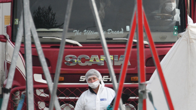 Смразяваща версия за смъртта на 39-имата в камиона ковчег от България СНИМКИ