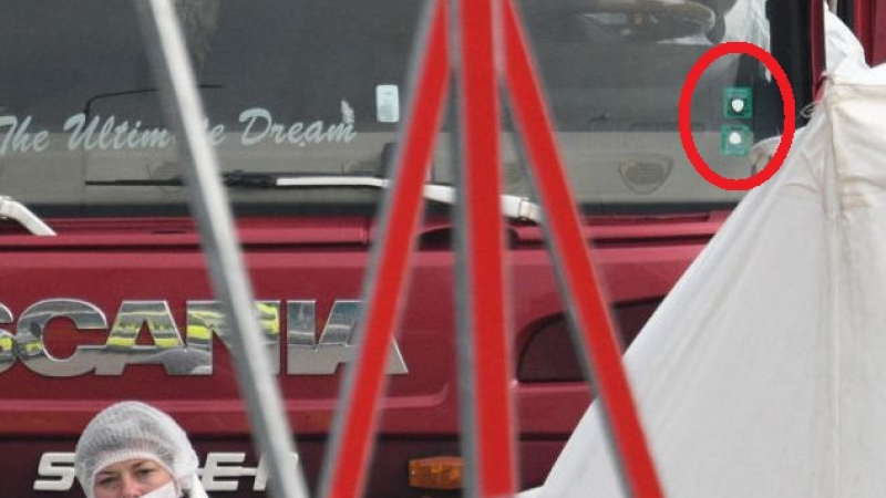 Българска „Гражданска отговорност“ лъсна на предното стъкло на камиона-ковчег в Англия ВИДЕО