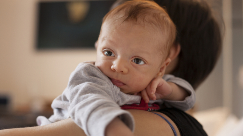 Ако бебето хълца: 9 неща, които трябва да знаете