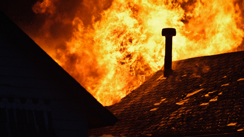 Голям пожар остави без ток 2 софийски общини
