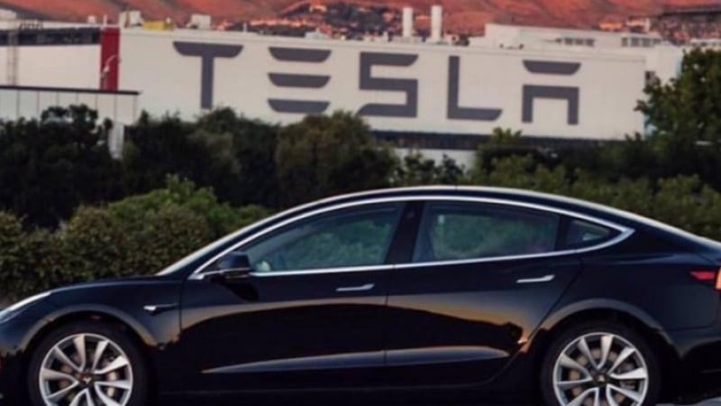 Баща на 5 деца изгоря жив в колата на мечтите си - Tesla S