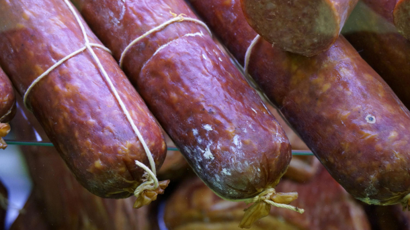 Внимание: Опасни колбаси плъзнаха онлайн преди празниците? ВИДЕО
